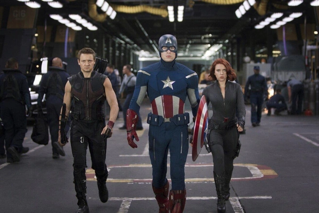 Благодаря тому, что за спиной у Marvel было шесть сольных фильмов, в «Мстителях» герои в представлении уже не нуждались | Источник: кадр из фильма «Мстители» (12+), реж. Джосс Уидон (Marvel Studios, 2012)