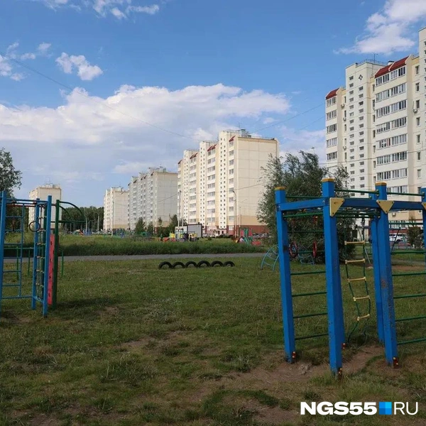 Кроме жилых домов, в микрорайоне больше ничего нет  | Источник: Евгений Софийчук / NGS55.RU