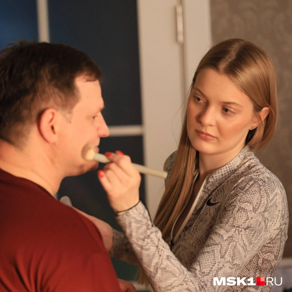 Александру Обласову наносят грим | Источник: Артем Устюжанин / MSK1.RU