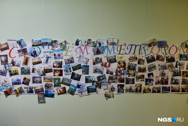 Значительная часть жизни метеорологов проходит на станции или в непосредственной близости от нее: жилье старейшим работникам «Огурцово» давали здесь же, в Элитном. Наблюдатели вместе отмечают праздники и вместе беспокоятся за общего станционного кота | Источник: Александр Ощепков / NGS.RU