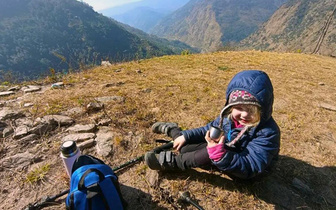 Знакомьтесь, Зара: малышке 4 года, и она дошла до базового лагеря на Эвересте (а это высота 5300 м)