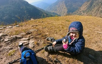 Знакомьтесь, Зара: малышке 4 года, и она дошла до базового лагеря на Эвересте (а это высота 5300 м)