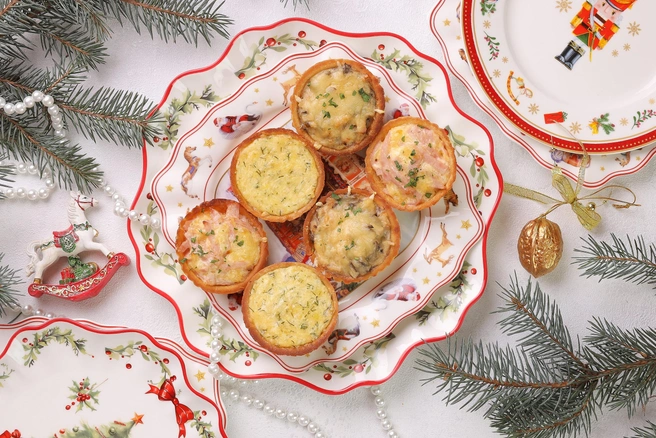 Теплые тарталетки с жульеном или ветчиной и сыром будут согревать зимним вечером | Источник: «Своя Компания»