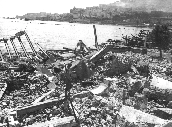 Американский солдат на руинах гавани Гаэты | Источник: Photo12/UIG/Getty Images