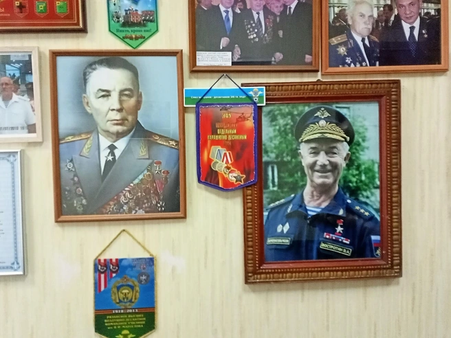 Портрет комполка Востротина занимает почетное место в кабинете Николая Ивановича | Источник: Кристина Мельникова / YA62.RU