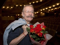 Роман с Варлей, смерть детей, предательство жены. Как жил сгоревший от коронавируса Александр Самойлов