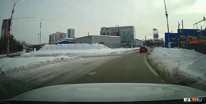 На дороге было две полосы: одна с чистым асфальтом и другая&nbsp;— заметенная снегом | Источник: читатель E1.RU