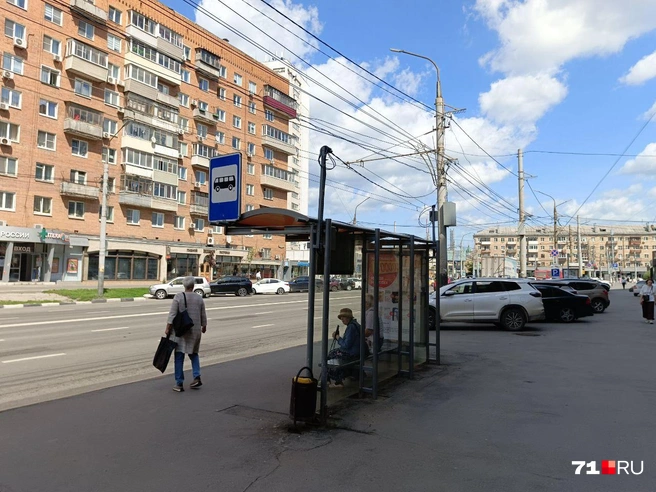Сейчас дождаться транспорта стало сложно — во многом из-за обилия пробок в городе | Источник: Максим Улитов / 71.RU