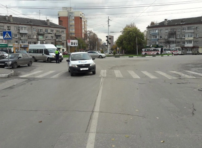На улице Грибоедова рязанка попала под колеса Lada | ya62.ru