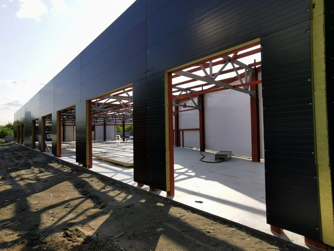 Застройщик уверяет, что это — проемы для окон-витражей | Источник: читатель НГС