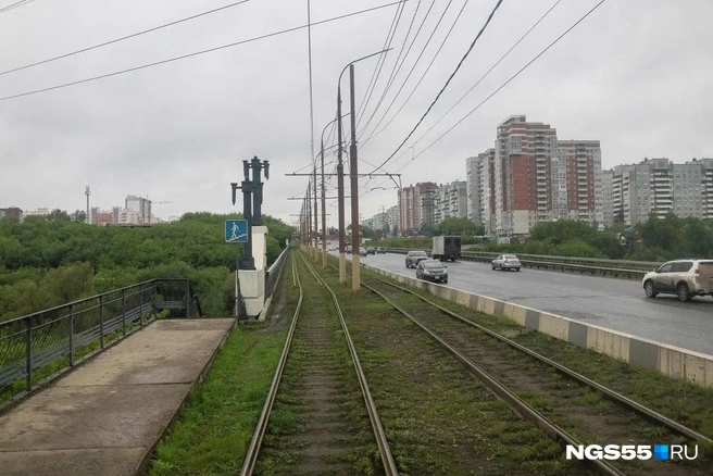Рельсы на Октябрьском мосту вроде бы новые, но вагон всё равно трясет сильно  | Источник: Евгений Софийчук / NGS55.RU 