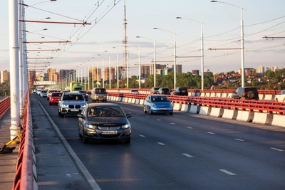 Странную разметку на съезде с моста в Иркутске исправили