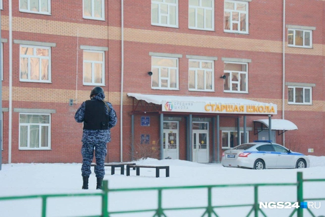 Росгвардеец дежурил возле школы | Источник: Мария Ленц / NGS24.RU