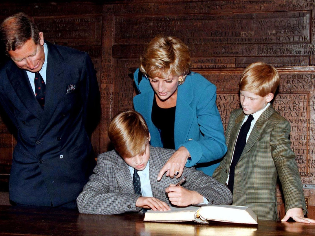 Принцесса Диана, принц Гарри и принц Чарльз провожают принца Уильяма в его первый день в колледже Итон, 1995 год | marieclaire.ru