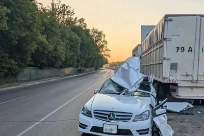 Mercedes с пьяным водителем отбросило на КамАЗ: две девушки погибли