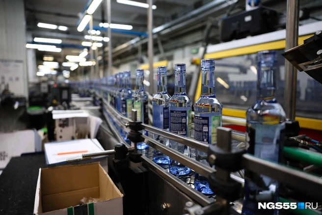 На предприятии выпускают свыше 50 наименований продукции, среди которых федеральные и местные марки — «Живица», «Достояние Сибири» и «Таёжная дача» | Источник: Евгений Софийчук