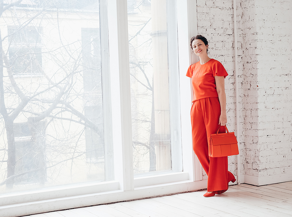 Соблюсти дресс-код и не потеряться в толпе: 4 ярких образа и 6 лайфхаков, которые облегчат вам жизнь | marieclaire.ru