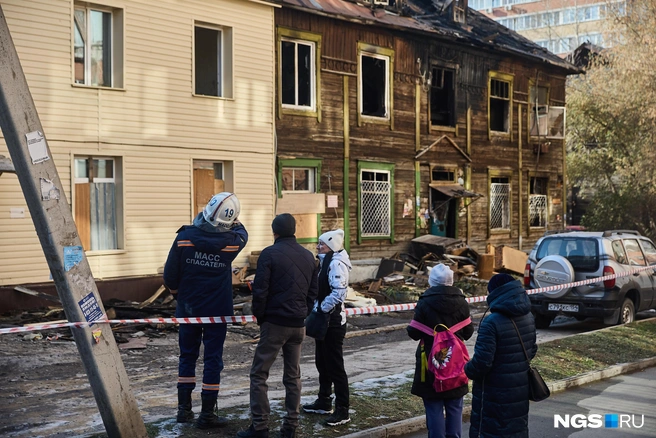 Жильцы в сгоревший барак уже не вернутся, признанное аварийным здание снесут. Это породило среди части погорельцев конпирологическую теорию о том, что дом подожгли по заказу некоего неведомого застройщика | Источник: Александр Ощепков / NGS.RU