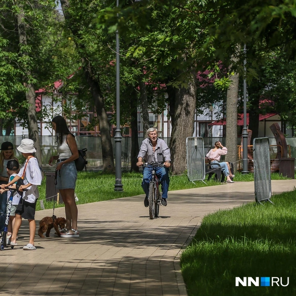 Несмотря на недовольства, в парке гуляет много людей | Источник: Наталья Бурухина / NN.RU