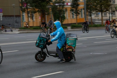 Московские курьеры будут ежегодно сдавать тесты на ПДД