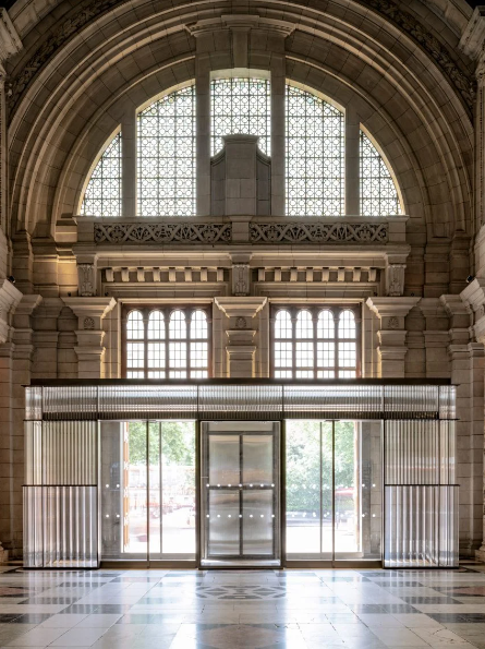 Новый вход в историческое здание музея Виктории и Альберта