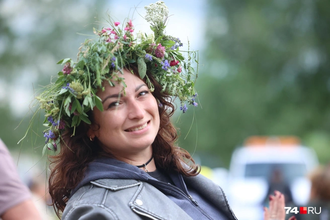 Многие гостьи выбрали красивые венки из полевых цветов | Источник: Дарья Пона