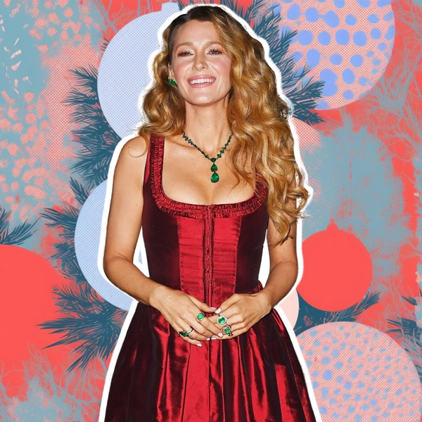 Корсетное платье алого цвета: идея красивого образа на Новый год 2026 от Блейк Лайвли | Источник: theGirl