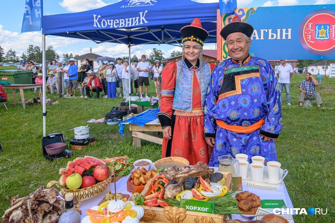 В конкурсе нужно не только вкусно приготовить барана, но и красиво подать. Сервировка стола и одежда тоже учитываются | Источник: Олег Фёдоров / CHITA.RU