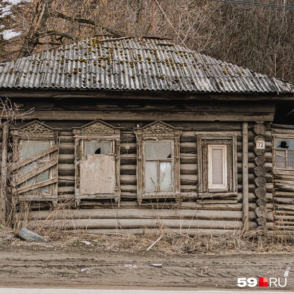 Вдоль дороги стоят запыленные дореволюционные домишки | Источник: Тимофей Калмаков / 59.RU