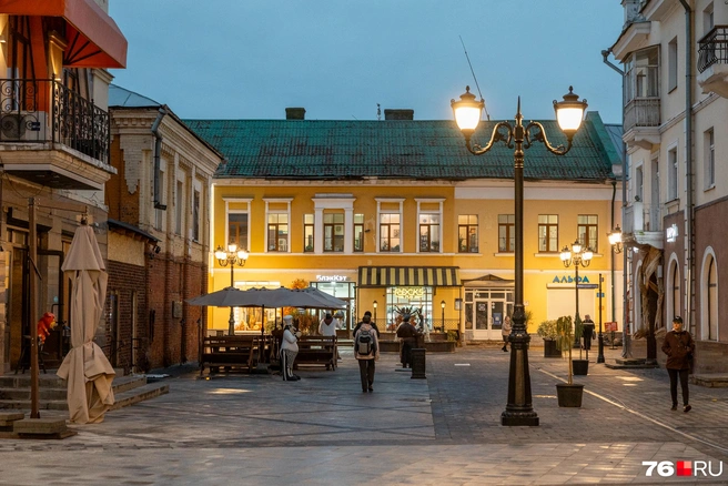 В теплом свете фонарей вечерние прогулки по центру становятся уютнее | Источник: Александр Куренной / 76.RU