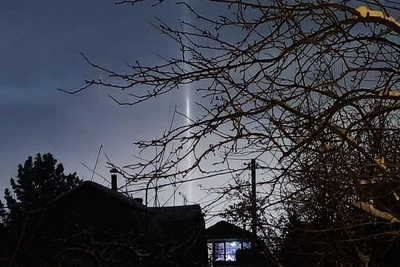 Яркие столбы света в небе под Екатеринбургом