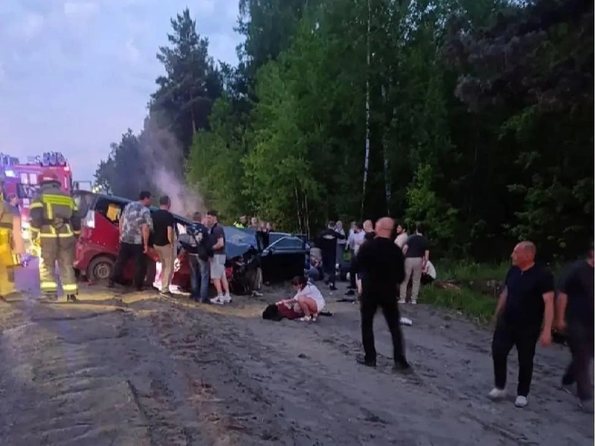 В смертельном ДТП под Тюменью погибли трое человек и восемь пострадали | Источник: 72.RU