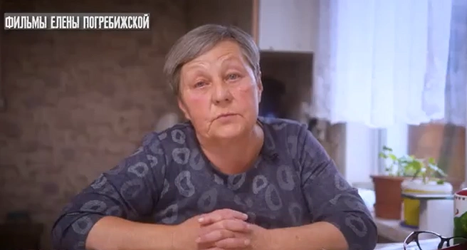 Светлана винит себя за то, что отпустила дочь в Иркутск | Источник: Елена Погребижская / Youtube