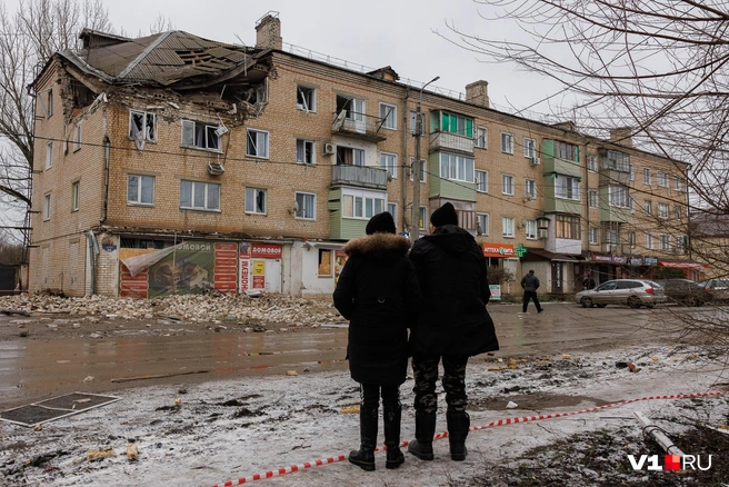 К месту взрыва постоянно приходят жители Петрова Вала | Источник: Алексей Волхонский / V1.RU