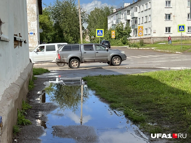 Небо, конечно, красиво отражается | Источник: Андрей Бирюков / UFA1.RU