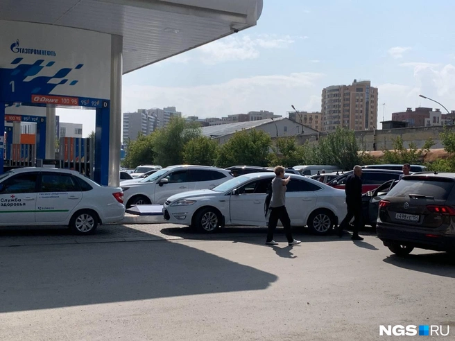 На «Газпромнефти» на Фрунзе собрались десятки машин | Источник: Кристина Распутина / NGS.RU