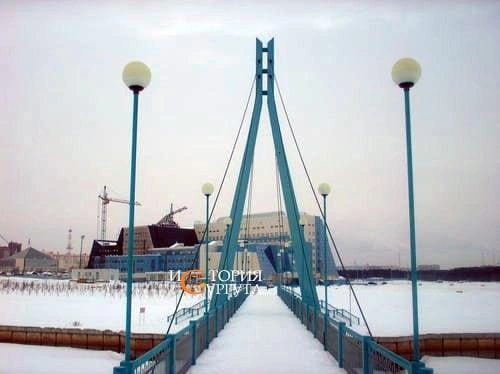 Зима 2005 года, достраивается главный корпус СурГУ. Вид на него с мостика через Сайму со стороны ИКЦ «Старый Сургут» | Источник: Юрий Рассохин / «История Сургута» / T.me