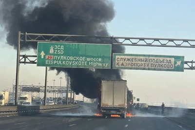 Фура загорелась на КАД в Петербурге, движение перекрыто