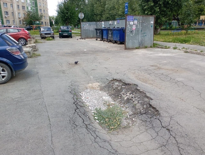 Ремонта давно не видела не только детская площадка, но и дворовые проезды | Источник: пресс-служба «Команды Мительмана»