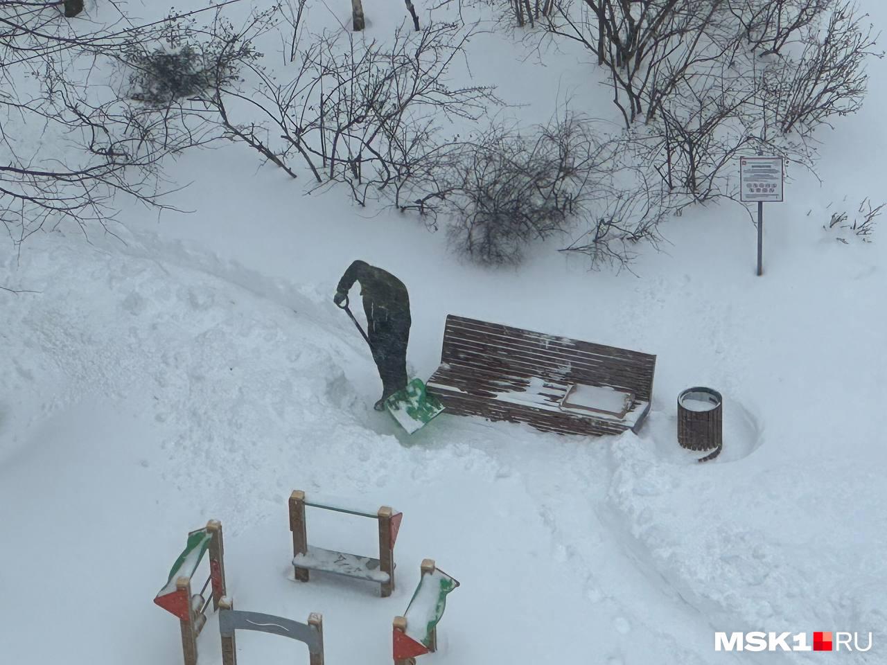 Москву заваливало снегом из-за циклона «Френсис» — закрыли даже Красную площадь. Узнали, дойдет ли непогода до Перми