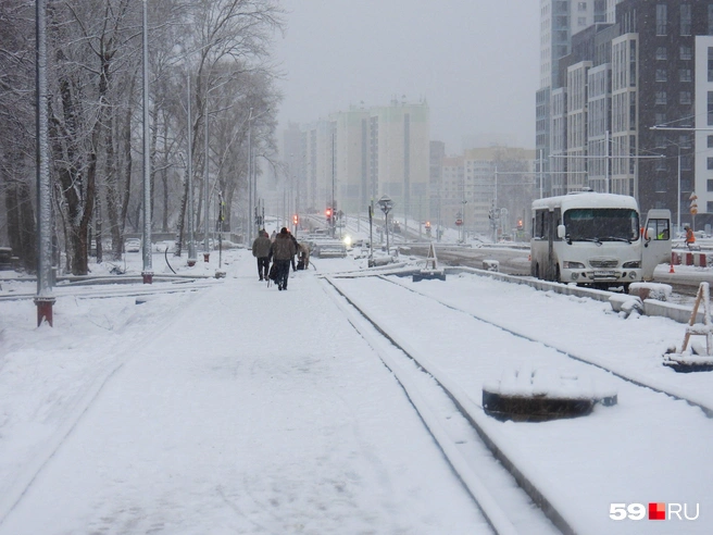 Тротуары перед путепроводом сделали, а велодорожки&nbsp;— пока нет, но есть огражденные обочины&nbsp;— теперь по ним можно напрямую дойти до шоссе Космонавтов | Источник: Кирилл Хафизов / 59.RU
