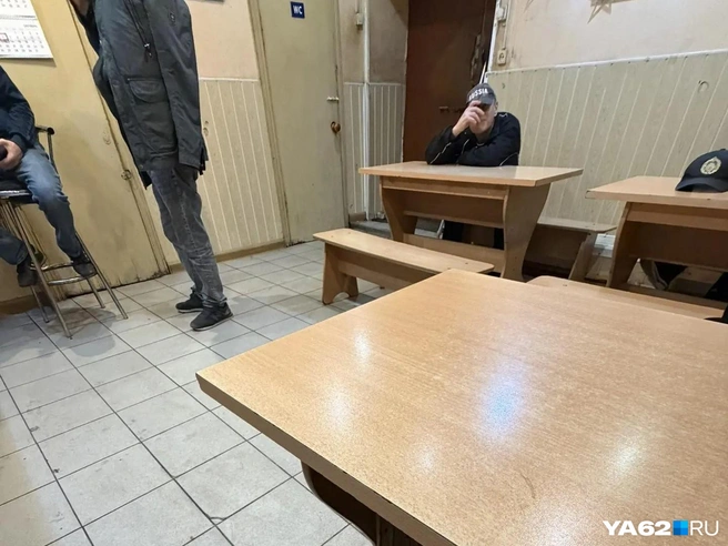 Мужчины во время этого процесса сидели безучастно | Источник: Дарья Ходосевич / YA62.RU
