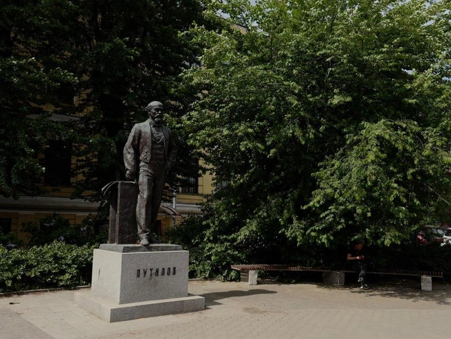 Желтое здание позади памятника Путилову у проходной Кировского завода — бывшая школа для рабочих, основанная им в 1876 году. Школа находилась под покровительством его жены Екатерины Ивановны. Позднее в здании размещалась школа Русского Императорского технического общества. | Источник: Валентин Егоршин / FONTANKA.RU