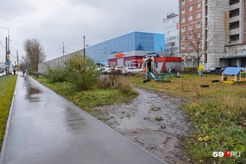 Детская площадка находится за вывеской&nbsp;— местные переживали, что ее снесут, и ребятам будет негде играть | Источник: Тимофей Калмаков / 59.RU