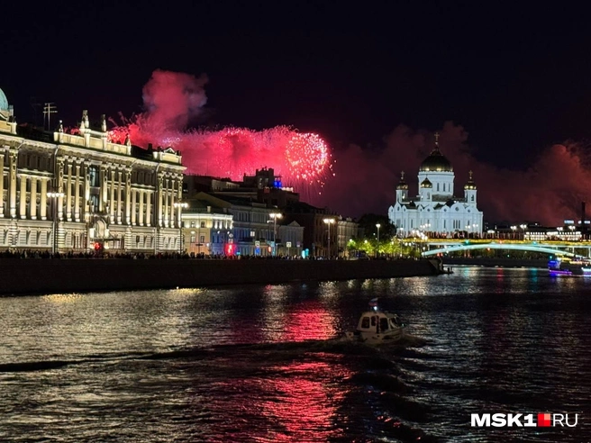 С видом на храм Христа Спасителя и с проплывающими по Москве-реке корабликами | Источник: Вера Борисова / MSK1.RU