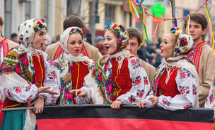Не обрывая нить: как выглядит традиционный наряд румынской красавицы из Марамуреша