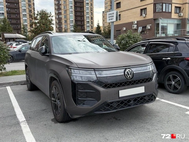 Этот Volkswagen Teramont привлекает внимание еще и необычным матовым покрытием кузова | Источник: 72.RU