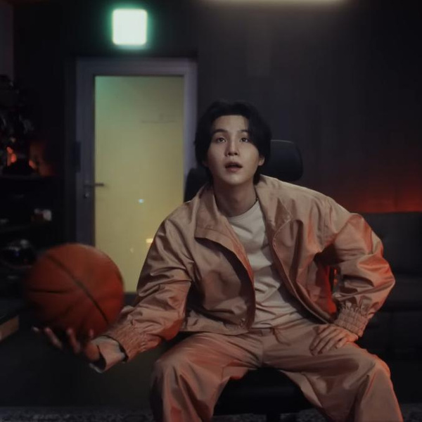 Шуга из BTS показал себя нереальным актером в рекламе финала NBA