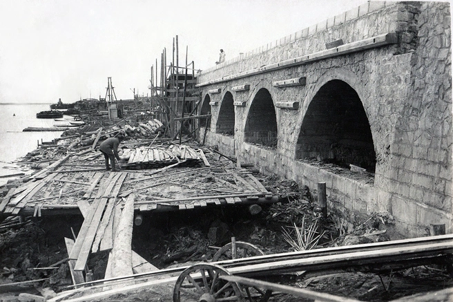 В 1935 году построили первый участок причальной стенки | Источник: предоставлено Натальей Липатниковой