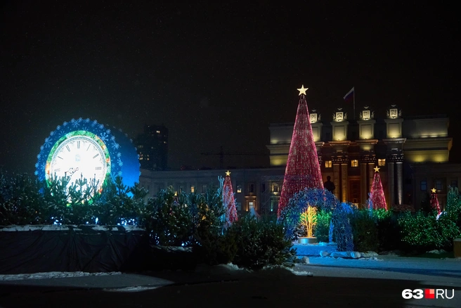 Площадь Куйбышева в темноте выглядит волшебно | Источник: Роман Данилкин / 63.RU